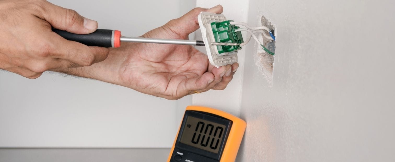 Cabling and network installation within a plug socket