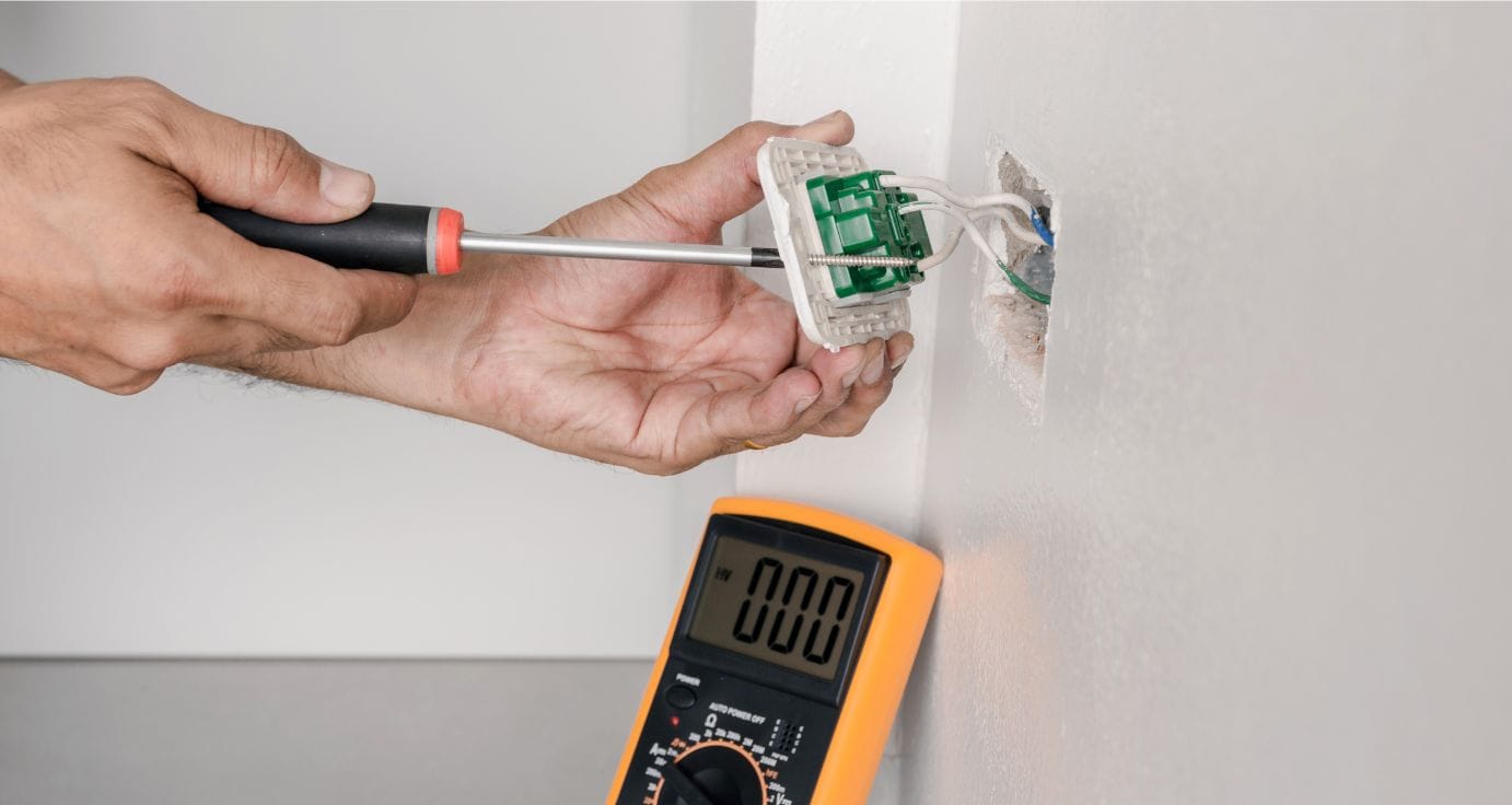 Cabling and network installation within a plug socket